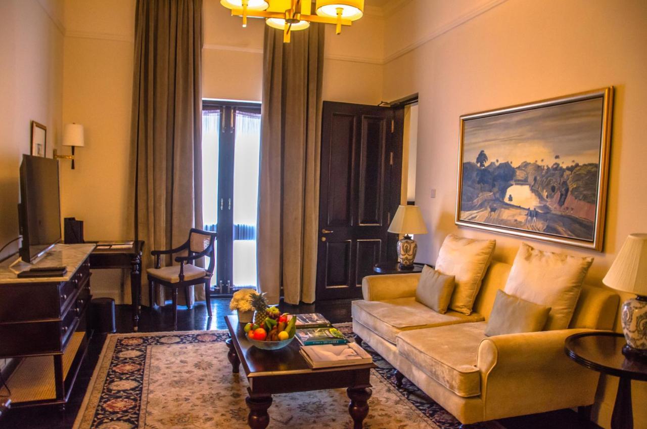 갈레 페이스 호텔 콜롬보 외부 사진 A living room in a suite at the Taj Mahal Palace