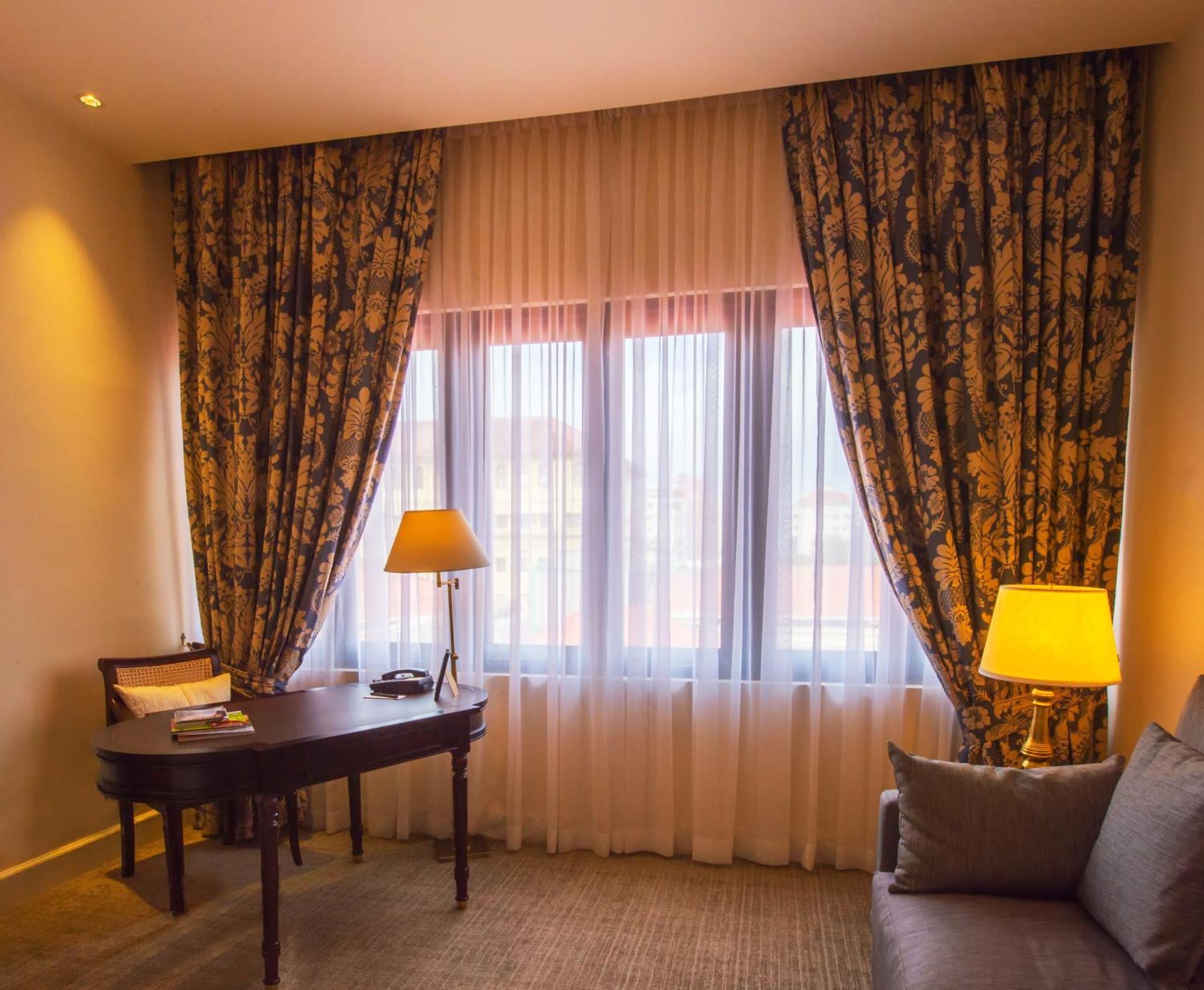 갈레 페이스 호텔 콜롬보 외부 사진 Curtains in a hotel room