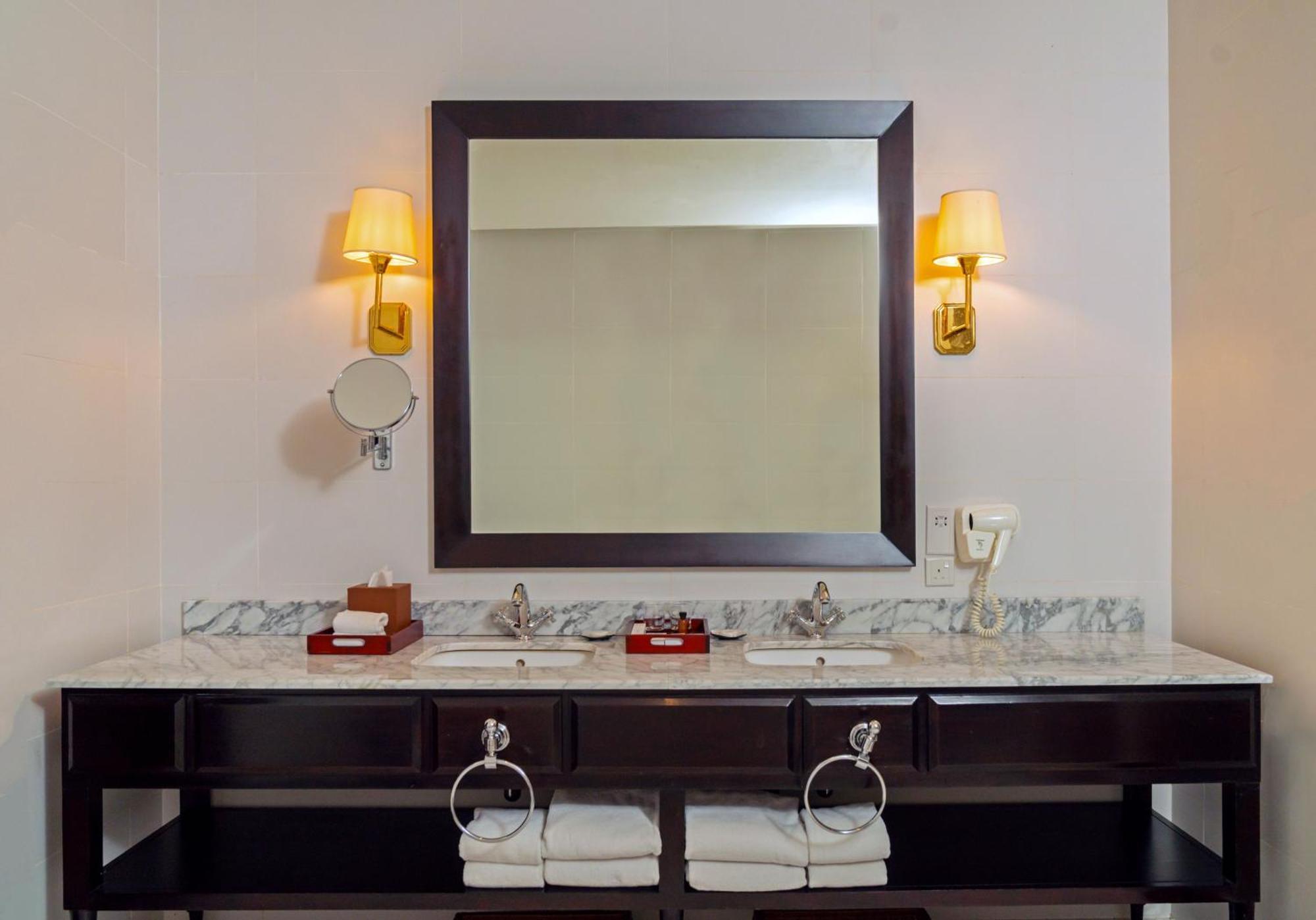 갈레 페이스 호텔 콜롬보 외부 사진 A bathroom vanity